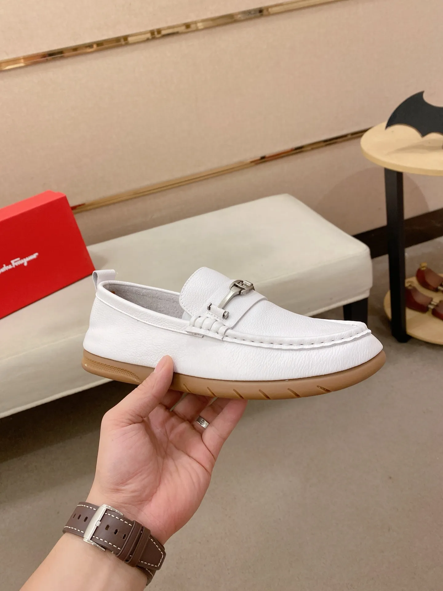 Factory price 500💰 Original Ferragamo men's shoes! The world's top brands...Luxury quality...//Fashion and high-end footwear 👍💪🏻...give you a low-key luxury comfort experience👍. The upper is made of pure Italian imported original cowhide and sweat-absorbent sheepskin lining. It is comfortable and breathable, high-end and classy... luxurious and noble!! .. OEM factory shipment [Hug] stall.. Original board. Welcome to taste..38--44.